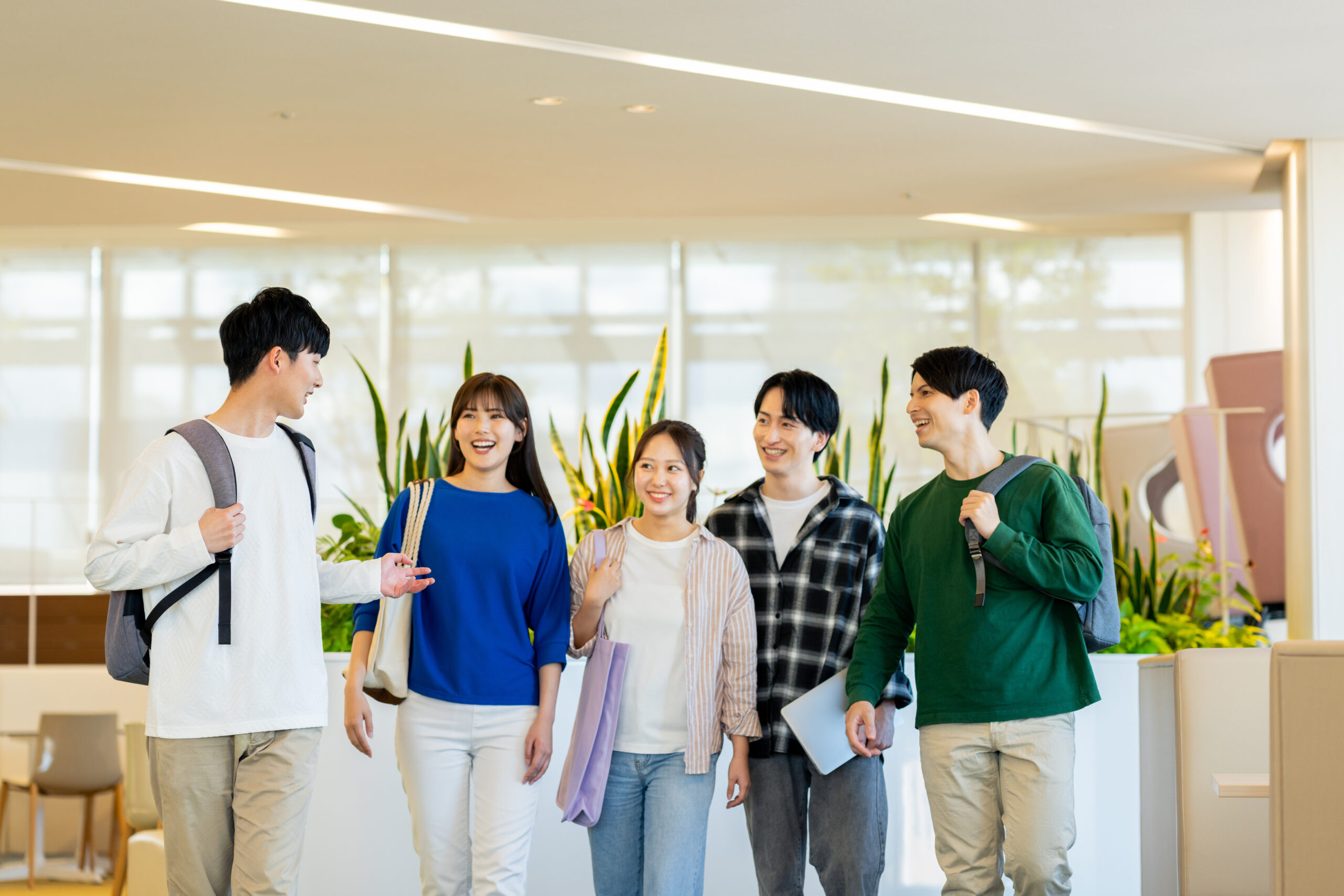 専門学校のキャンパスを歩く学生たち