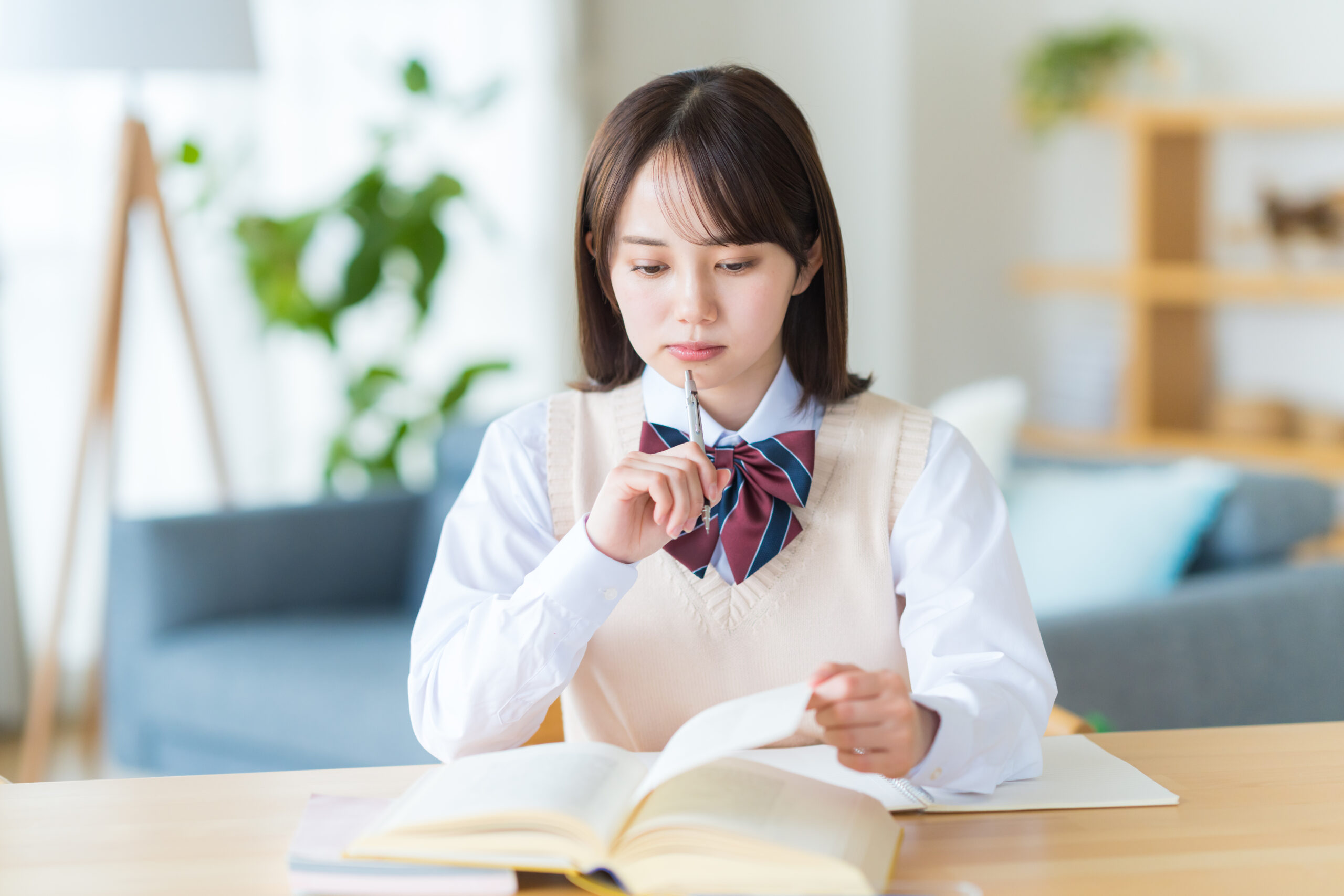 参考書を読む学生のイメージ